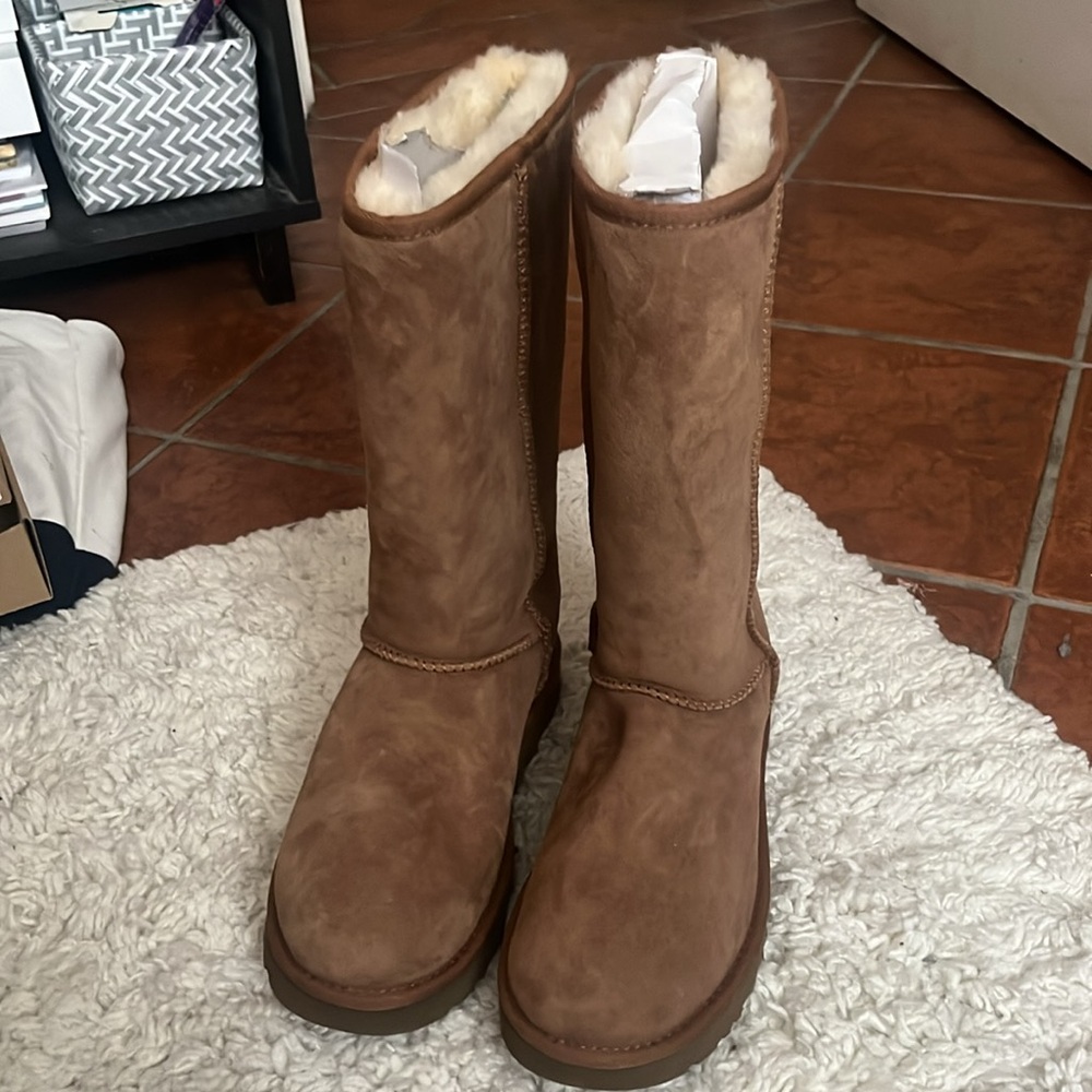 BRAND NEW UGGS CLASSIC TALL WOMENS - SIZE 8 CHESNUT COLOR